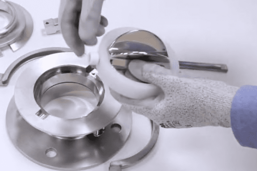 controle de qualidade em conexões de aço inox em processo farmacêutico
